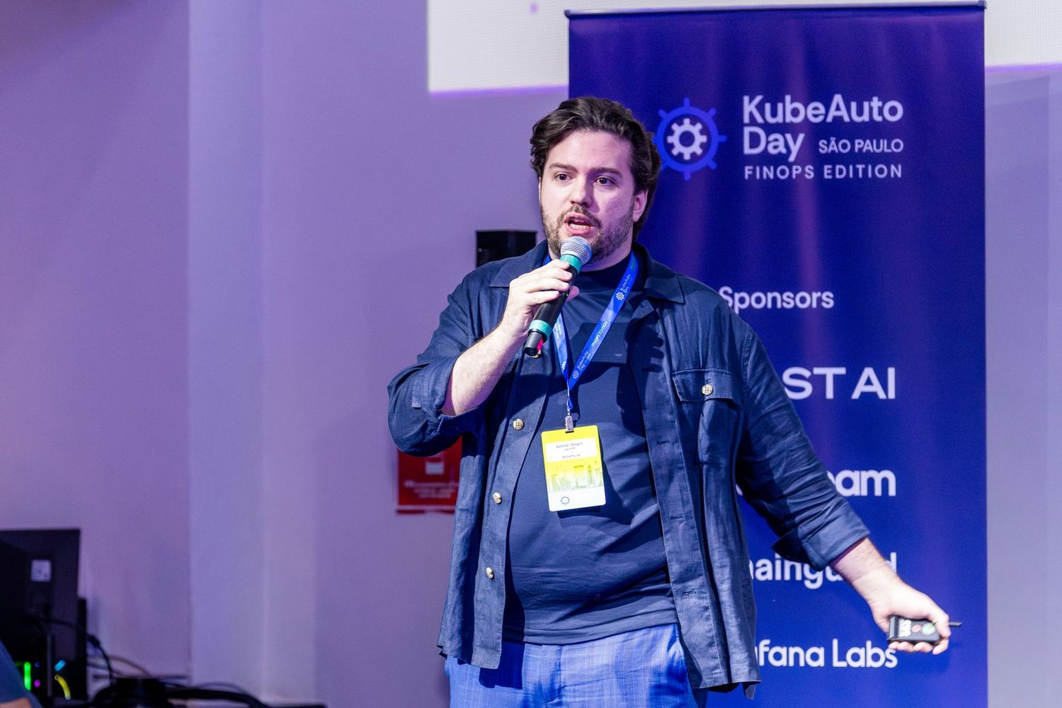 Ademar no palco — case OneFinancial